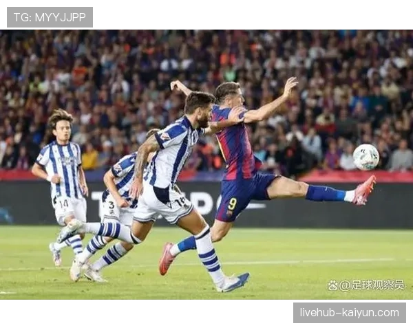 诺坎普看台红蓝旗帜飘扬，巴萨球迷庆祝球队重返西甲榜首时刻